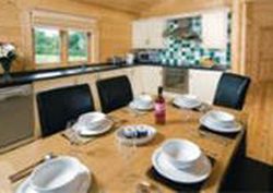 pet friendly self catering lakeside holiday home cotswolds water park