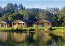 family friendly self catering lakeside holiday home cotswolds water park