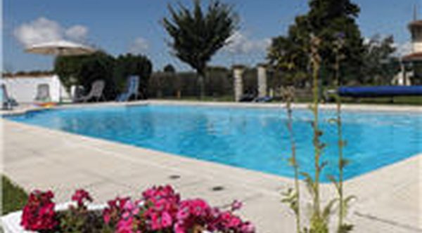 Self catering family holiday cottages or gites with pool near Royan beach