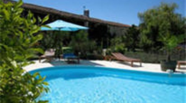 Self catering gites or cottages with swimming pool near Cognac in Poitou Charentes at Logis La Cabane